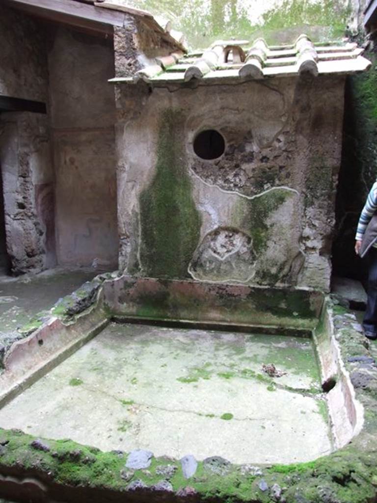IX.13.1-3 Pompeii. March 2009. Room 21, kitchen courtyard or atrium. 
Impluvium, looking west.