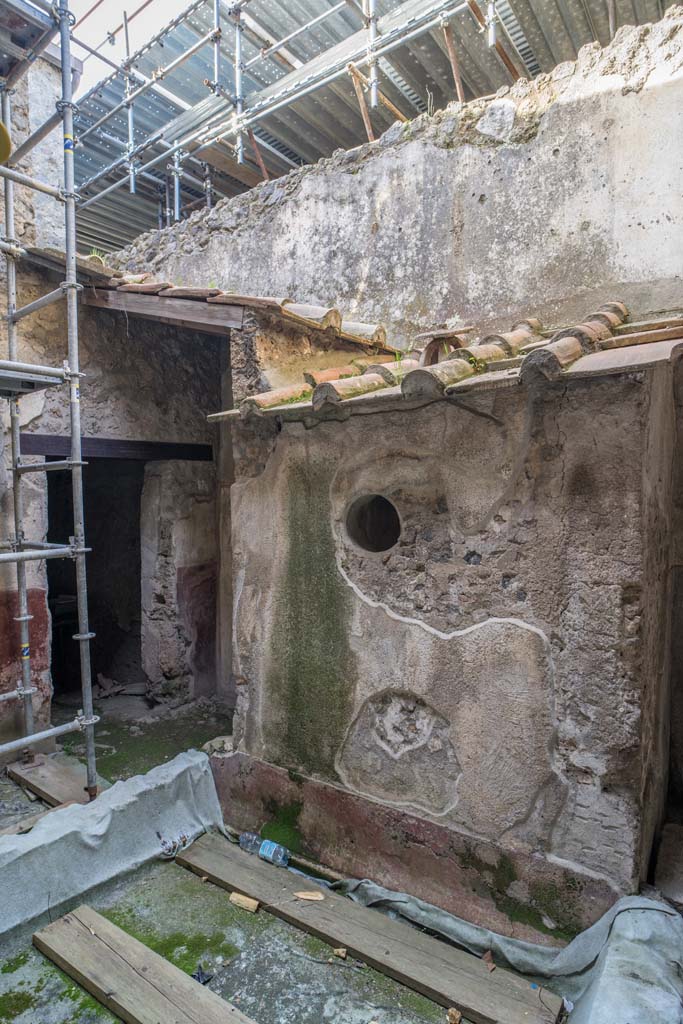 IX.13.1-3 Pompeii. April 2022. 
Room 21, south-west corner of kitchen courtyard. Photo courtesy of Johannes Eber.