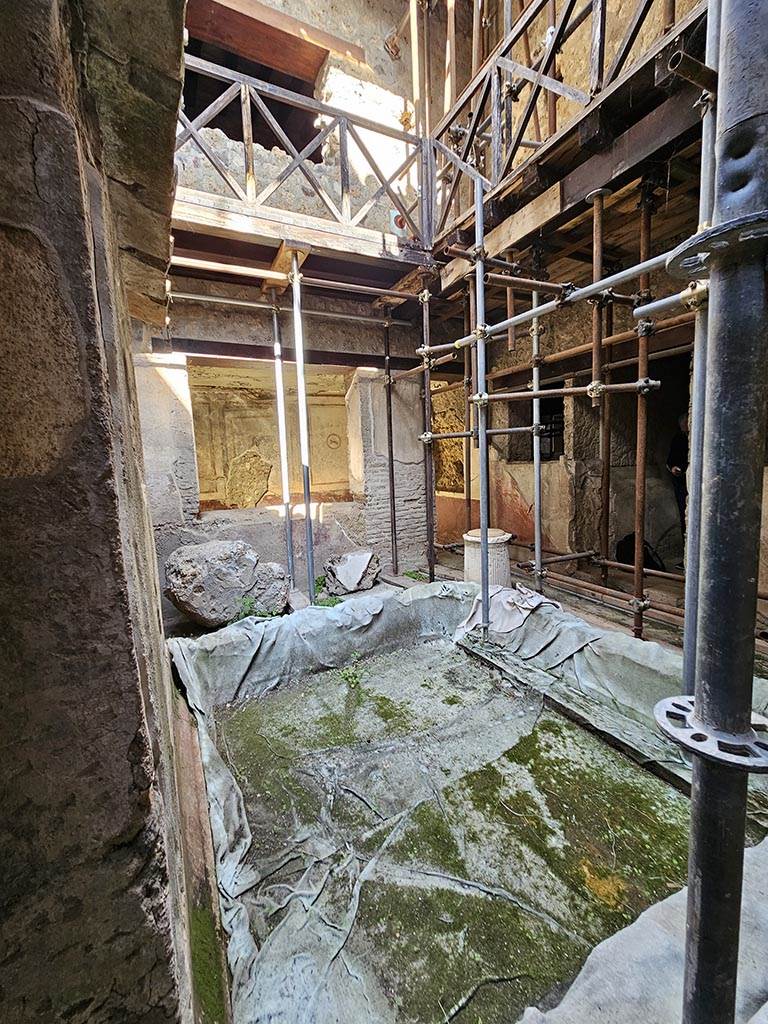 IX.13.1-3 Pompeii. November 2024. 
Room 21, looking north across kitchen courtyard. Photo courtesy of Annette Haug.