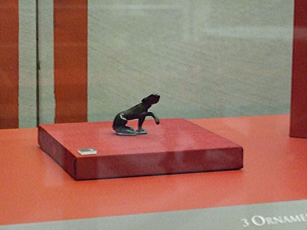 IX.13.3 Pompeii. Bronze statuette of a dog. SAP 21753. 
Photographed at “A Day in Pompeii” exhibition at Melbourne Museum. September 2009.