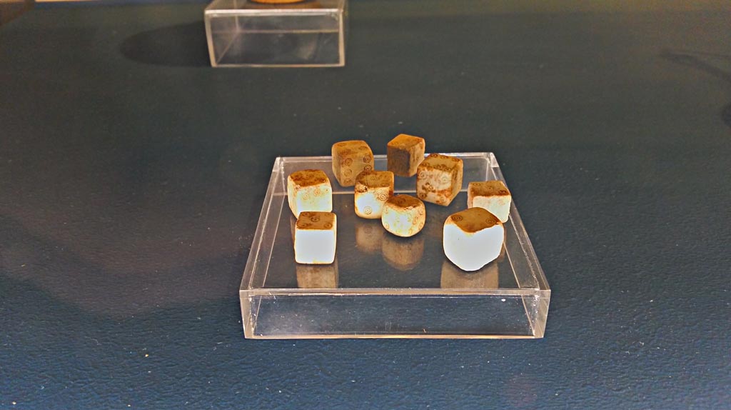IX.13.1-3 Pompeii. December 2019. Playing dice from exhibition. 
Photographed at exhibition entitled “The furnishings of the House of Julius Polybius”. Photo courtesy of Giuseppe Ciaramella.
