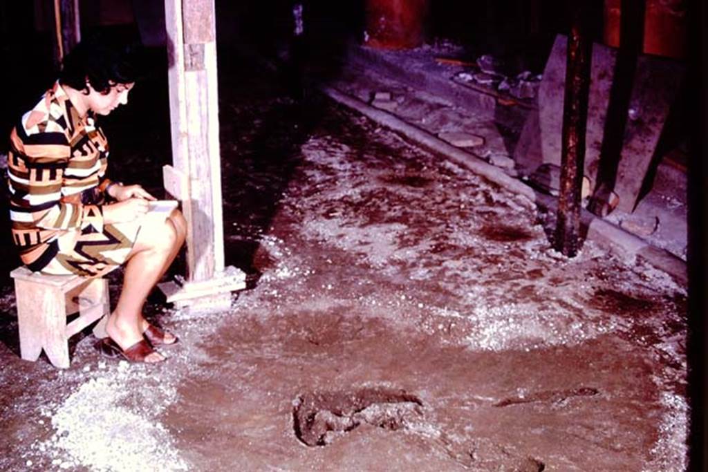 IX.13.1-3 Pompeii, 1973. Careful recording of the cavity. Photo by Stanley A. Jashemski. 
Source: The Wilhelmina and Stanley A. Jashemski archive in the University of Maryland Library, Special Collections (See collection page) and made available under the Creative Commons Attribution-Non Commercial License v.4. See Licence and use details. J73f0492