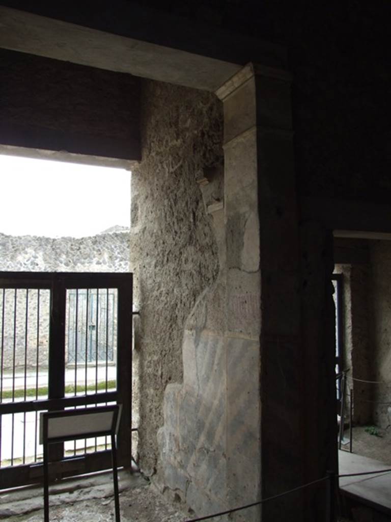 IX.13.1-3 Pompeii. March 2009. Room 1, south wall, and graffiti on west side of doorway to IX.13.3.