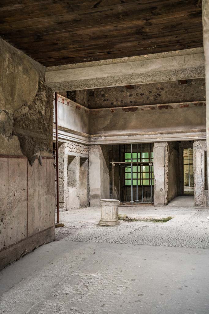 IX.13.3 Pompeii. October 2021. 
Room 28, looking north to room 2, atrium. Photo courtesy of Johannes Eber.