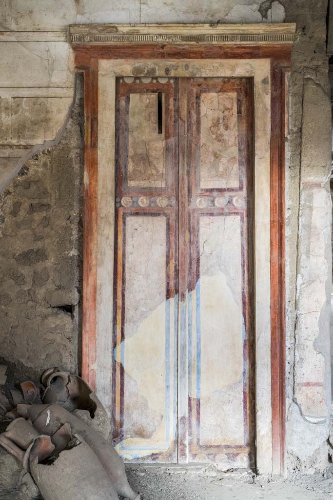 IX.13.3 Pompeii. October 2021. 
Room 1, painted doorway in north wall. Photo courtesy of Johannes Eber