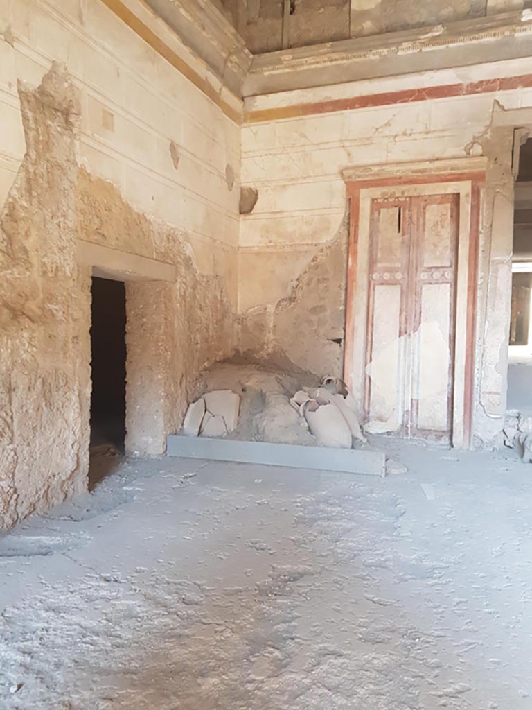 IX.13.1-3 Pompeii. October 2022. Room 1, looking towards north-west corner. 
Photo courtesy of Klaus Heese.