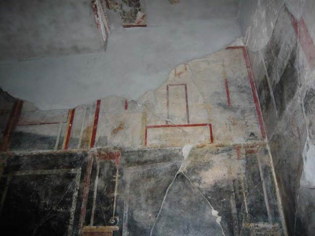 IX.13.1-3 Pompeii. May 2012.  Room 10, upper east wall in south-east corner.
Photo courtesy of Buzz Ferebee.