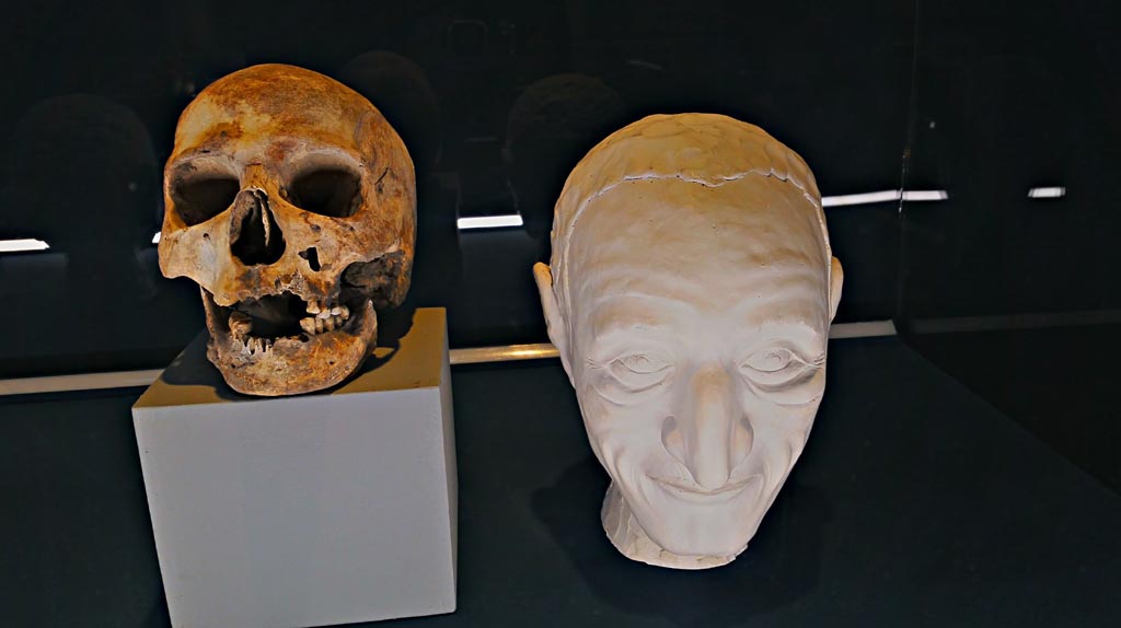 IX.13.1/3 Pompeii. December 2019. 
Skeleton of head and reconstructed face of an old man of around 60 years. Photo courtesy of Giuseppe Ciaramella.
