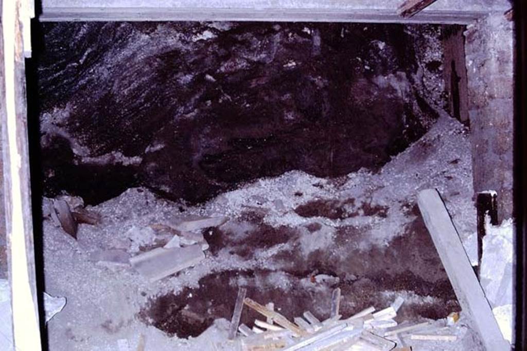 IX.13.1-3 Pompeii. 1972. Lapilli and debris in room 11, during excavation. Photo by Stanley A. Jashemski.
Source: The Wilhelmina and Stanley A. Jashemski archive in the University of Maryland Library, Special Collections (See collection page) and made available under the Creative Commons Attribution-Non Commercial License v.4. See Licence and use details.
J72f0441