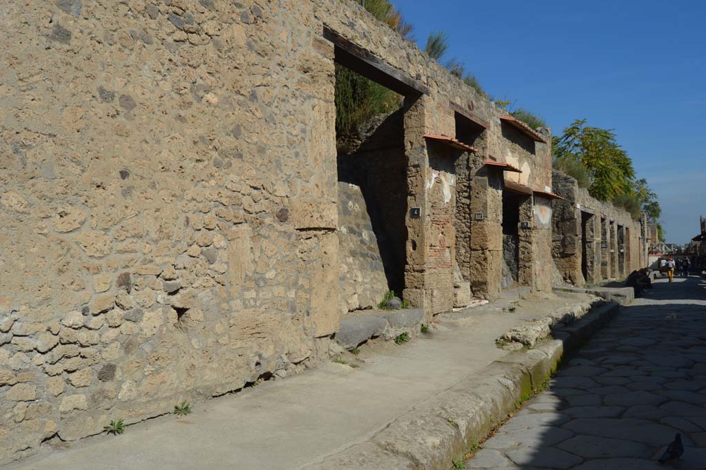 Via dell’Abbondanza, Pompeii, north side. October 2017, Looking east from IX.13.4. 
Foto Taylor Lauritsen, ERC Grant 681269 DÉCOR.