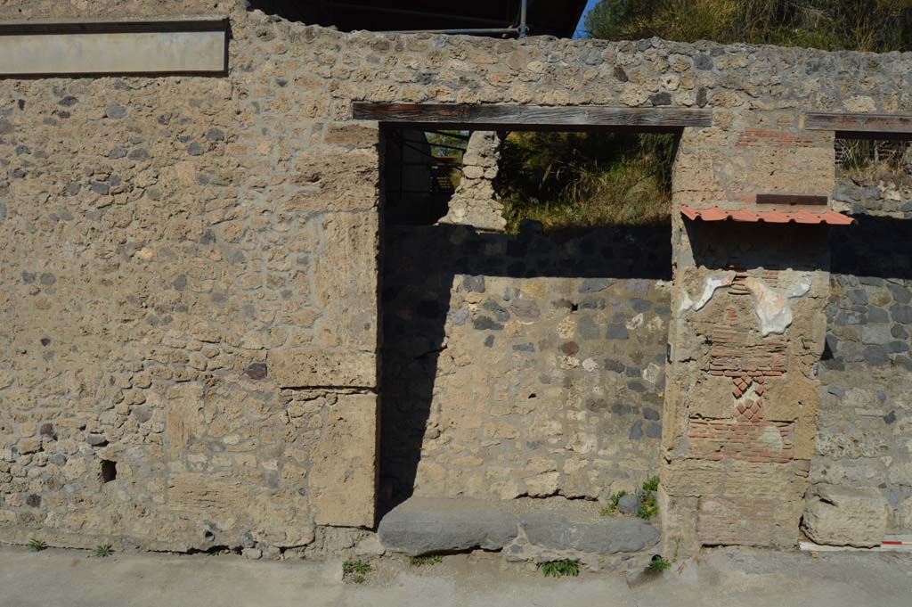 IX.13.4 Pompeii, October 2017. Looking north towards entrance doorway. 
Foto Taylor Lauritsen, ERC Grant 681269 DÉCOR.