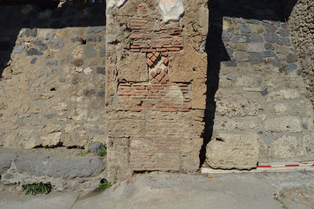IX.13.4 Pompeii, on left. October 2017. Detail of doorway threshold, at east end, with pilaster dividing IX.13.5, on right.
Foto Taylor Lauritsen, ERC Grant 681269 DÉCOR.