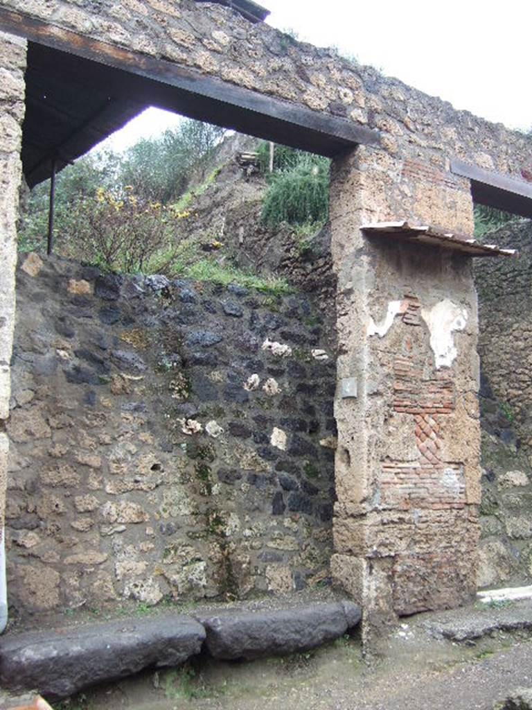 IX.13.4 Pompeii. December 2005. Entrance doorway.