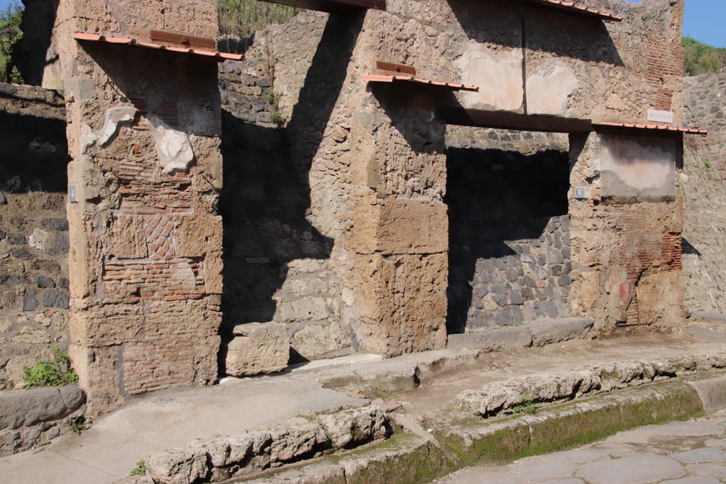 IX.13.5 Pompeii, centre left, with IX.13.6, centre right. October 2022. Looking north-east to doorways. Photo courtesy of Klaus Heese.