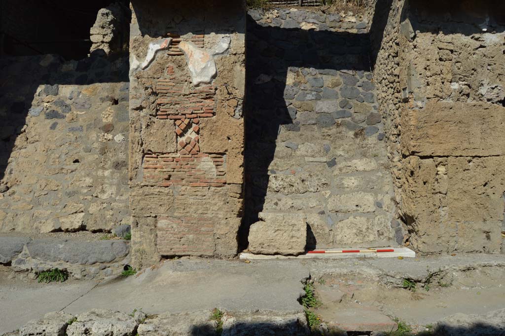 IX.13.5 Pompeii, centre right. October 2017. Detail of doorway.
Foto Taylor Lauritsen, ERC Grant 681269 DÉCOR.