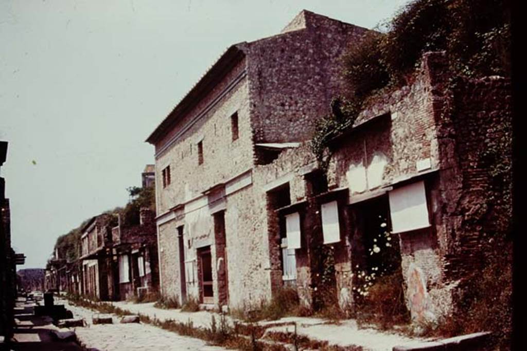 IX.13.1-6 Pompeii. 1976. Looking west along IX.13 on north side of Via dell’Abbondanza.  Photo by Stanley A. Jashemski.   
Source: The Wilhelmina and Stanley A. Jashemski archive in the University of Maryland Library, Special Collections (See collection page) and made available under the Creative Commons Attribution-Non Commercial License v.4. See Licence and use details. J76f0550
