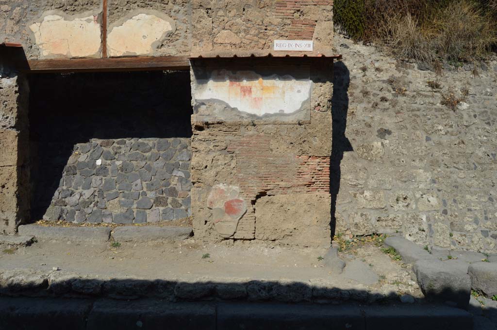 IX.13.6 Pompeii, October 2017. Looking north to entrance doorway at east end of insula.
Foto Taylor Lauritsen, ERC Grant 681269 DÉCOR.