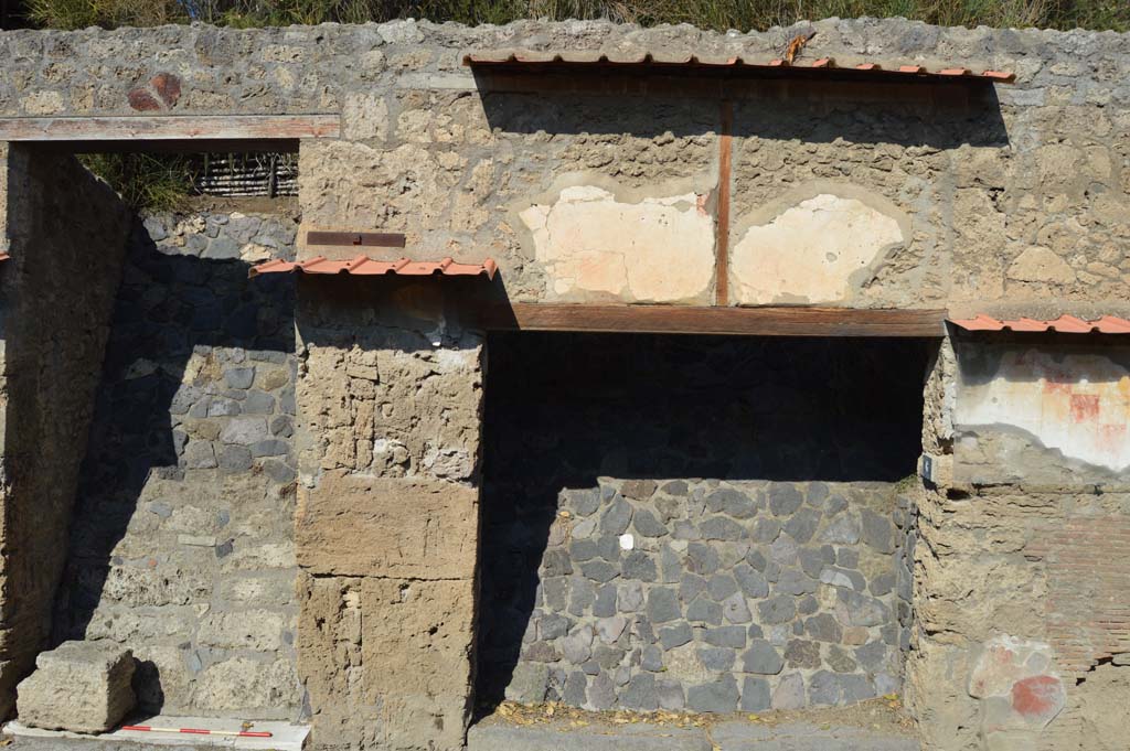 IX.13.6 Pompeii, on right, Pompeii. October 2017. Detail from above entrance doorway, and east pilaster.
Foto Taylor Lauritsen, ERC Grant 681269 DÉCOR.