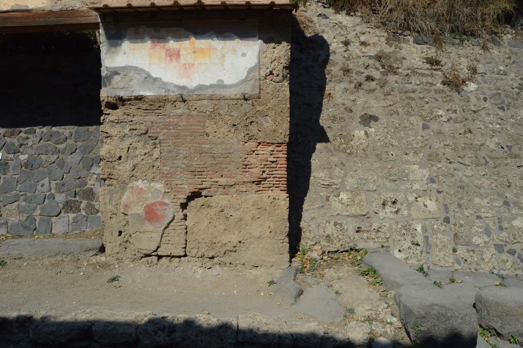 IX.13.6, on right, Pompeii. October 2017. Detail of doorway threshold, east pilaster, and end of insula with a blocked roadway, on right.  
Foto Taylor Lauritsen, ERC Grant 681269 DÉCOR.