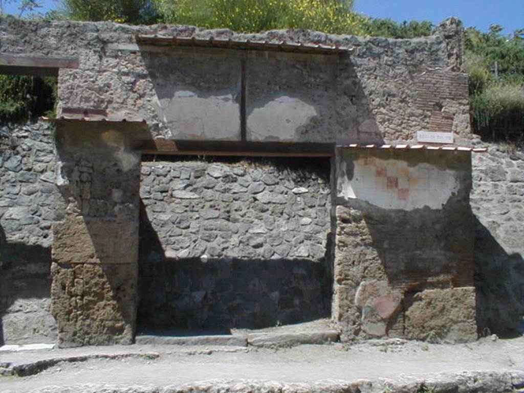 IX.13.6 Pompeii. May 2005. Entrance, looking north.