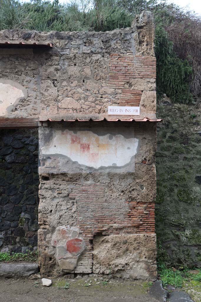 IX.13.6 Pompeii. December 2018. 
Painted plaster with chessboard pattern on east side of entrance doorway. Photo courtesy of Aude Durand