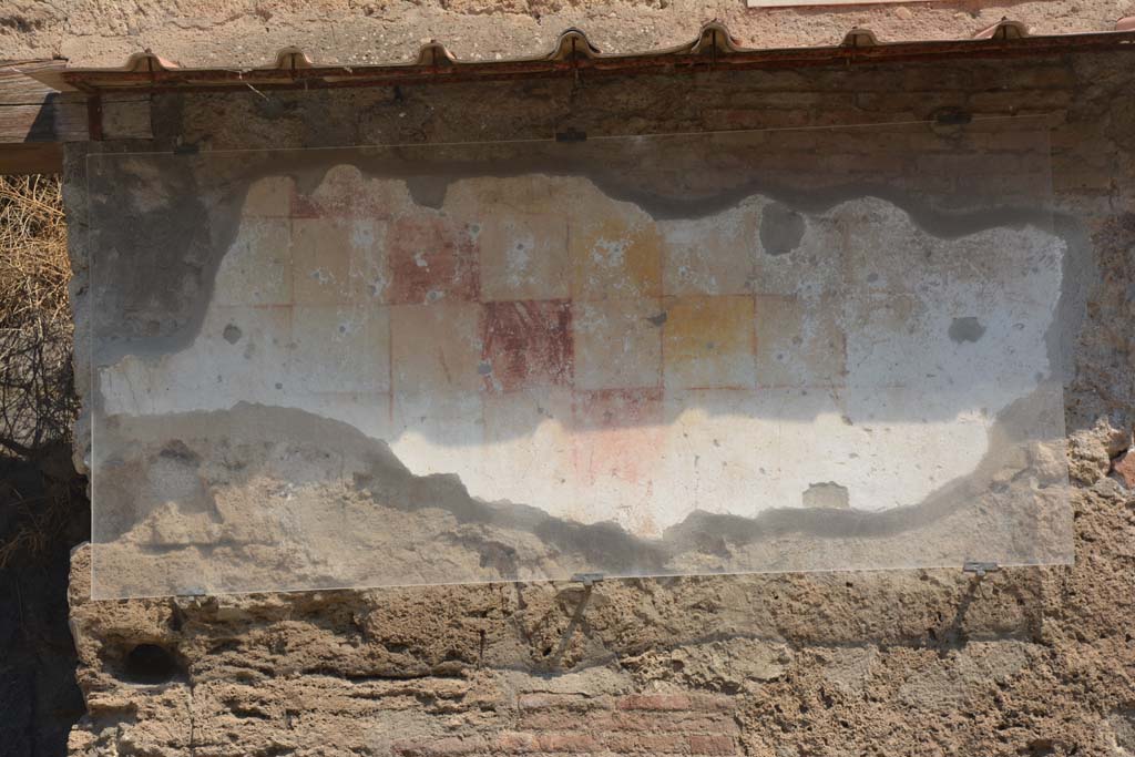 IX.13.6 Pompeii. July 2017. Painted plaster on east side of entrance, with chessboard pattern.
Foto Annette Haug, ERC Grant 681269 DÉCOR.