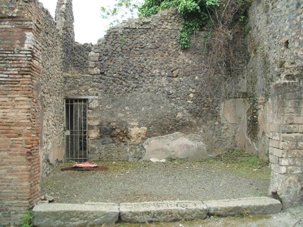 IX.14.1 Pompeii. May 2005. Entrance.  According to Della Corte, at the rear of this shop were two small and rustic rooms, and a deep well. When found the well was empty of earth but was not explored because of the “mofeta”, or gas. See Notizie degli Scavi, 1911, (p.351), for excavations of September 1911.
