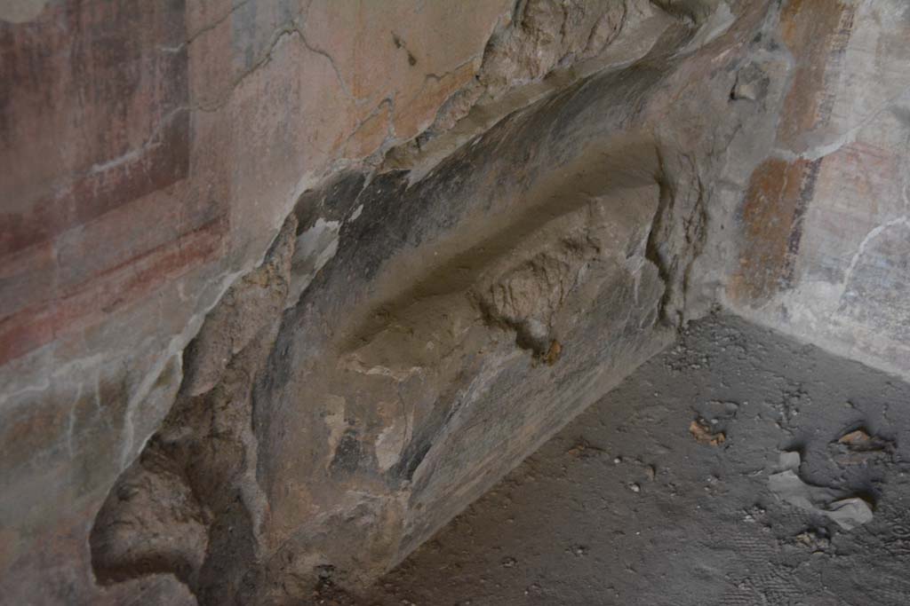 IX.14.4 Pompeii. September 2019. Room 5, bed recess below wall painting at south end of east wall. 
Foto Annette Haug, ERC Grant 681269 DÉCOR.