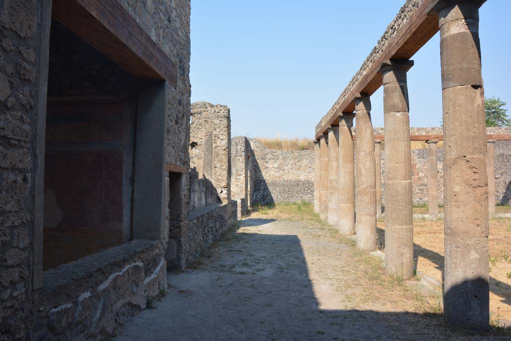 IX.14.4 Pompeii. July 2017. Looking east along north portico.
Foto Annette Haug, ERC Grant 681269 DÉCOR.