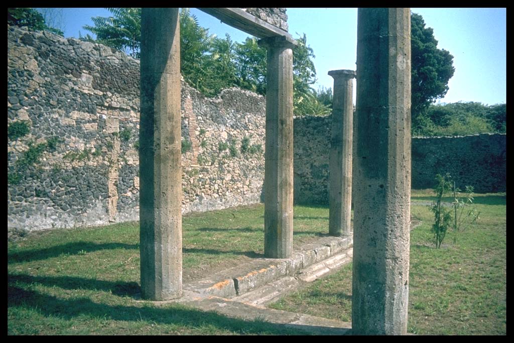 IX.14.4 Pompeii. Looking south along east portico of peristyle 1. 
Photographed 1970-79 by Günther Einhorn, picture courtesy of his son Ralf Einhorn.