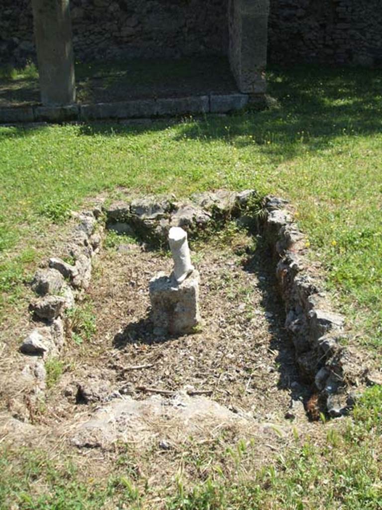 IX.14.4 Pompeii. May 2005. Pool or fountain (i) in centre of garden.