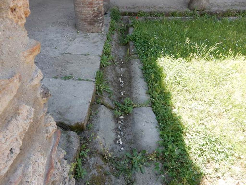 IX.14.4 Pompeii. May 2017. 
Water channel/gutter around the base of the peristyle 1 columns in south-west corner of peristyle, near rooms 3 and 5. 
Photo courtesy of Buzz Ferebee.