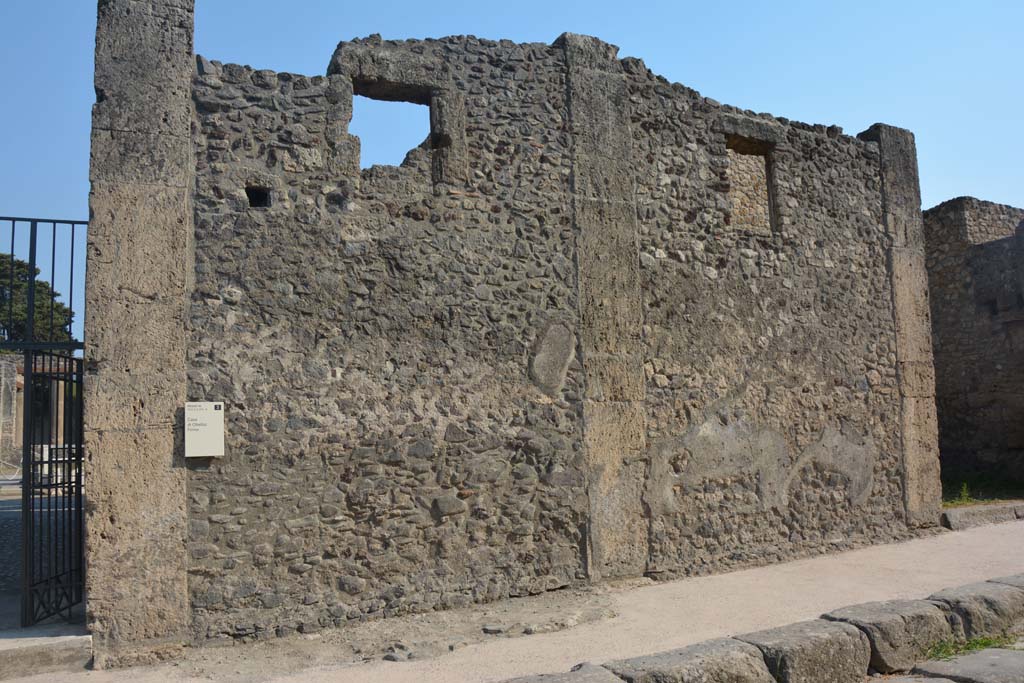IX.14.4 Pompeii. July 2017. Front façade at west end of entrance doorway.
Foto Annette Haug, ERC Grant 681269 DÉCOR.