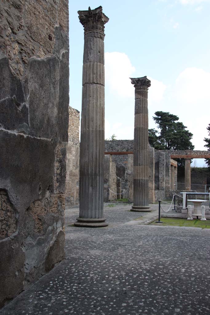 IX.14.4 Pompeii. September 2017. 
Tetrastyle atrium B, looking towards the south-east from the entrance corridor/fauces.
Photo courtesy of Klaus Heese.