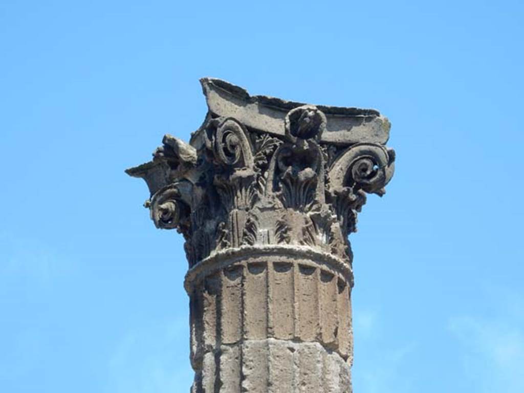 IX.14.4 Pompeii. May 2017. Tetrastyle atrium B, detail of capital above impluvium.
Photo courtesy of Buzz Ferebee.