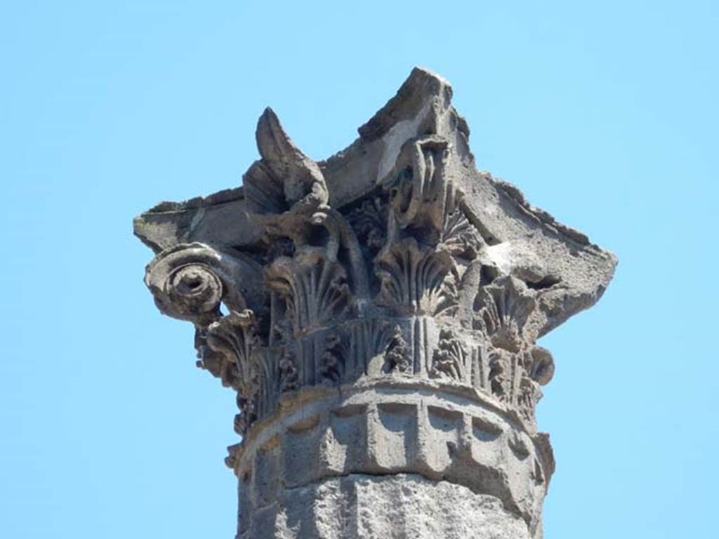 IX.14.4 Pompeii. May 2017. Tetrastyle atrium B, detail of capital above impluvium.
Photo courtesy of Buzz Ferebee.