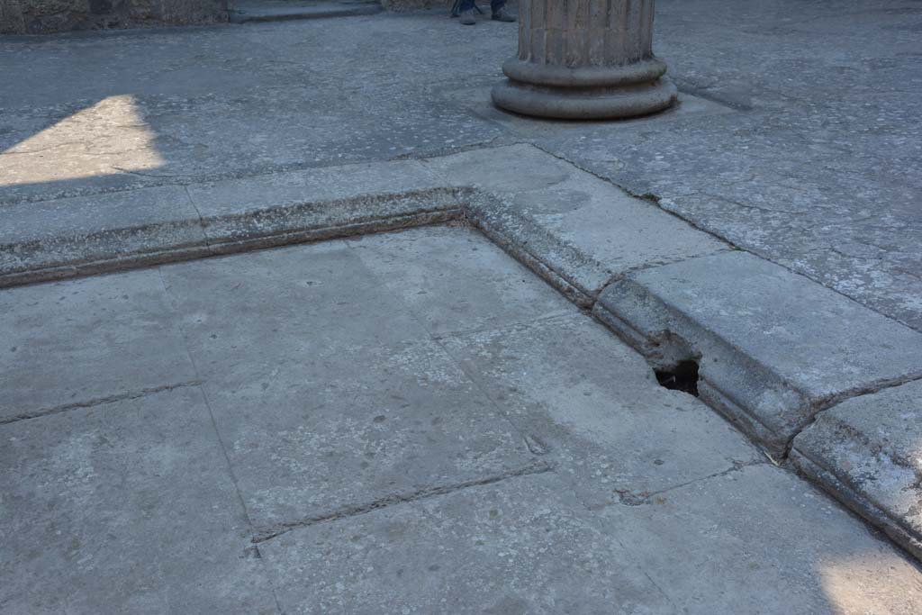 IX.14.4 Pompeii. July 2017. Detail of impluvium in atrium.
Foto Annette Haug, ERC Grant 681269 DÉCOR.