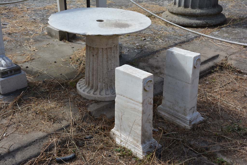 IX.14.4 Pompeii. September 2019. Looking east towards items on south side of impluvium.
Foto Annette Haug, ERC Grant 681269 DÉCOR.
