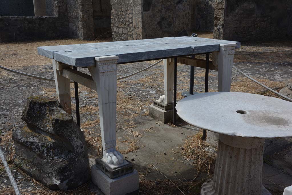IX.14.4 Pompeii. September 2019. Items on south side of impluvium, from east side.
Foto Annette Haug, ERC Grant 681269 DÉCOR.