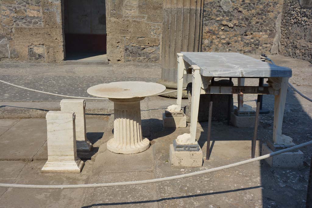 IX.14.4 Pompeii. July 2017. Items on south side of impluvium, from west side.
Foto Annette Haug, ERC Grant 681269 DÉCOR.