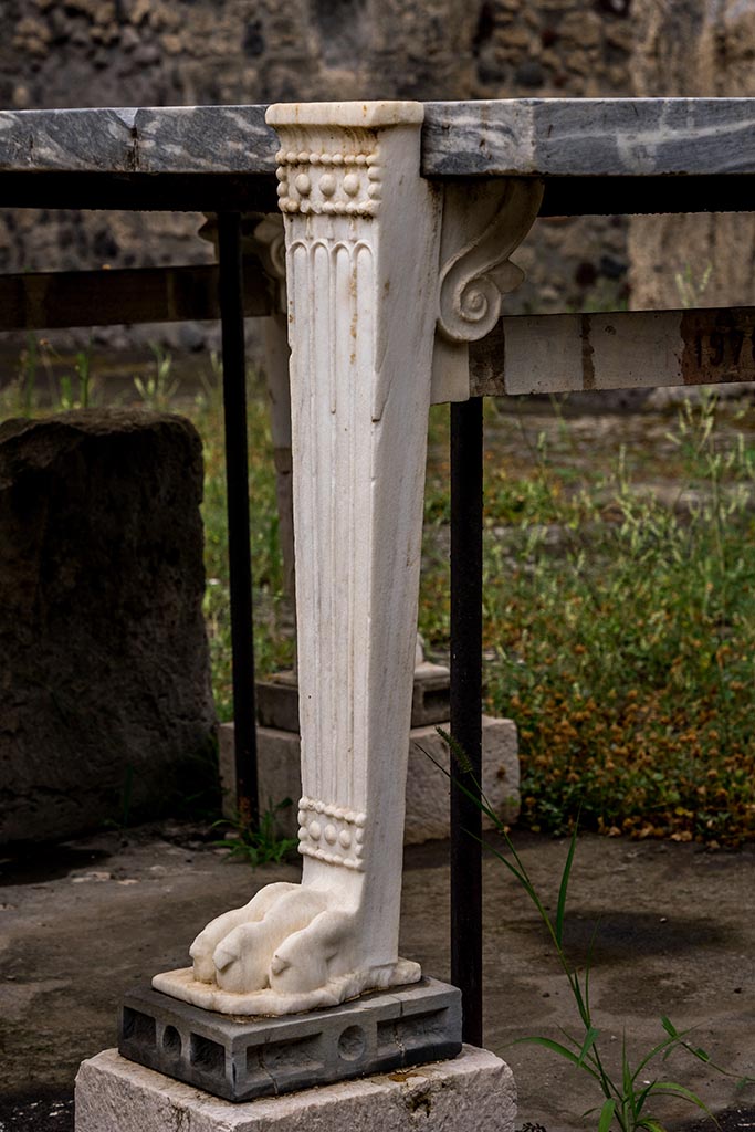 IX.14.4 Pompeii. July 2024. 
Front table leg on west side of table. Photo courtesy of Johannes Eber.