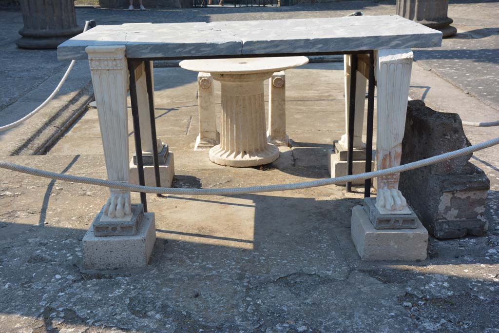 IX.14.4 Pompeii. July 2017. Looking north from rear of table.
Foto Annette Haug, ERC Grant 681269 DÉCOR.