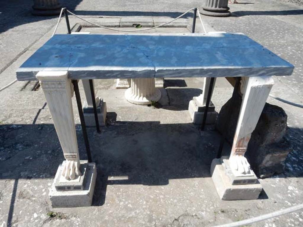 IX.14.4 Pompeii. May 2017. Table from south side of impluvium, looking north. 
Photo courtesy of Buzz Ferebee.