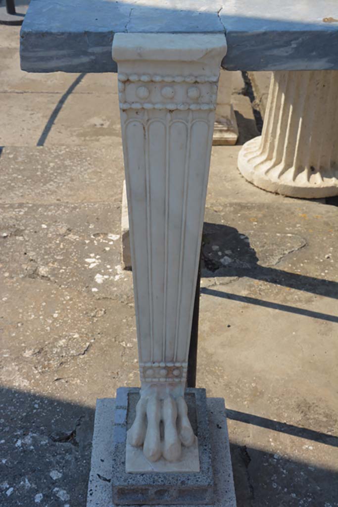 IX.14.4 Pompeii. July 2017. Table support from west end of south side.
Foto Annette Haug, ERC Grant 681269 DÉCOR.