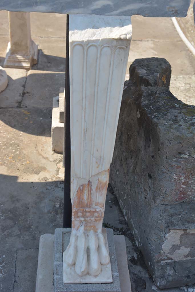 IX.14.4 Pompeii. July 2017. Table support from east end of south side.
Foto Annette Haug, ERC Grant 681269 DÉCOR.