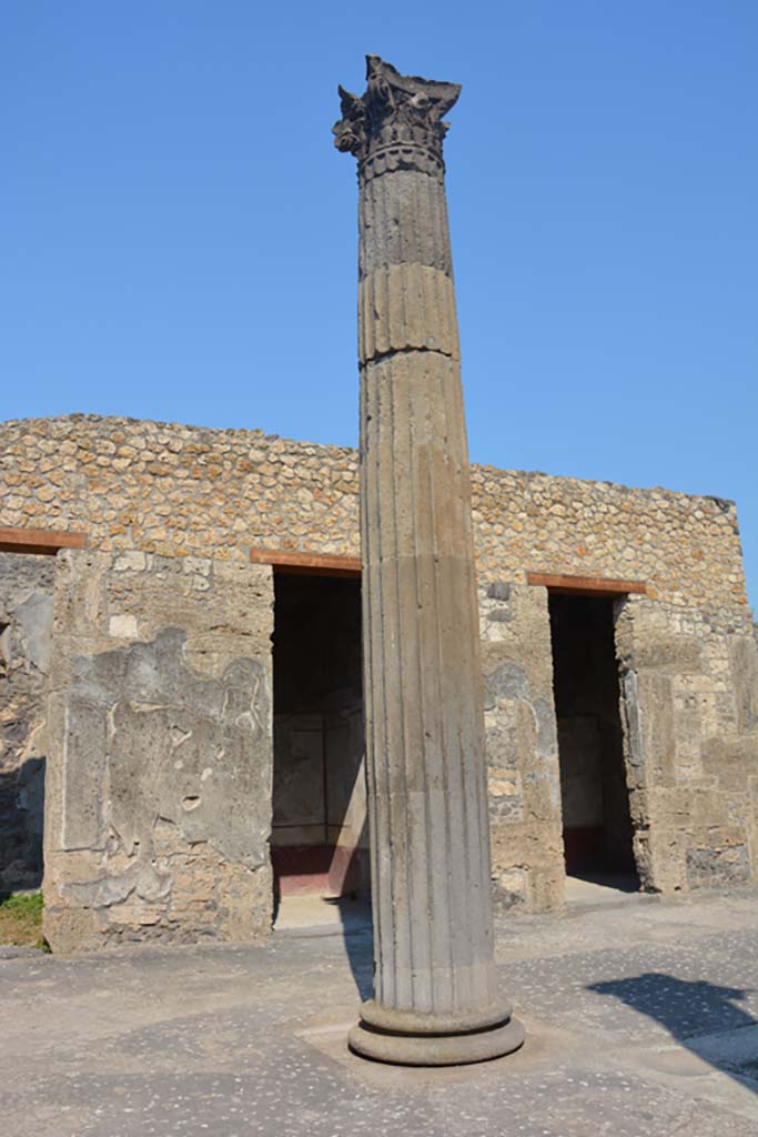 IX.14.4 Pompeii. July 2017. Column on north-east side of impluvium in atrium.
Foto Annette Haug, ERC Grant 681269 DÉCOR.