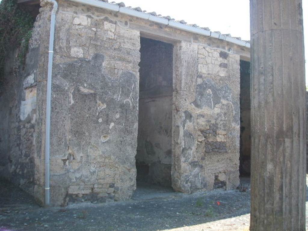 IX.14.4 Pompeii. May 2005. East side of atrium B, room C on left, doorway to cubiculum E, in centre.