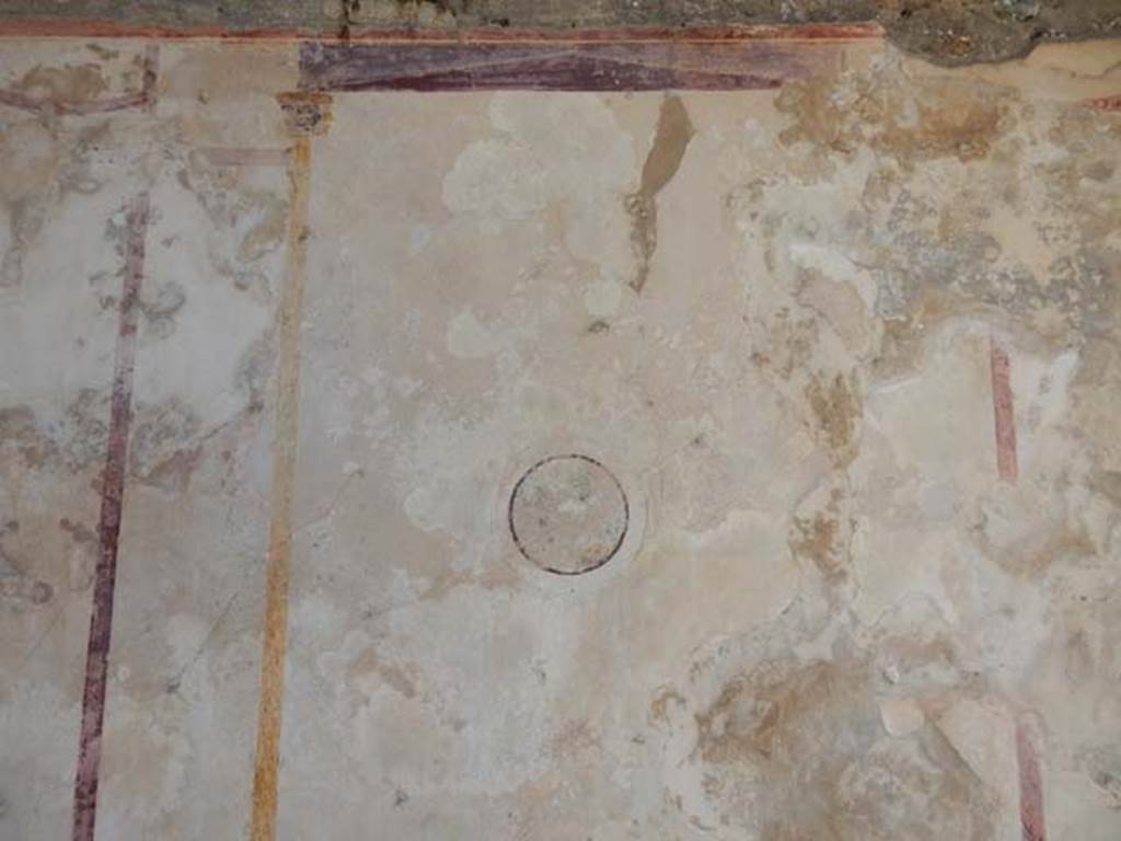 IX.14.4 Pompeii. May 2017. Detail of medallion from centre of east wall. Photo courtesy of Buzz Ferebee.
