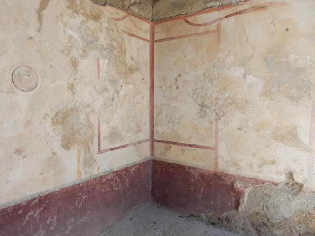 IX.14.4 Pompeii. May 2017. Cubiculum E, looking towards the south-east corner.
Photo courtesy of Buzz Ferebee.