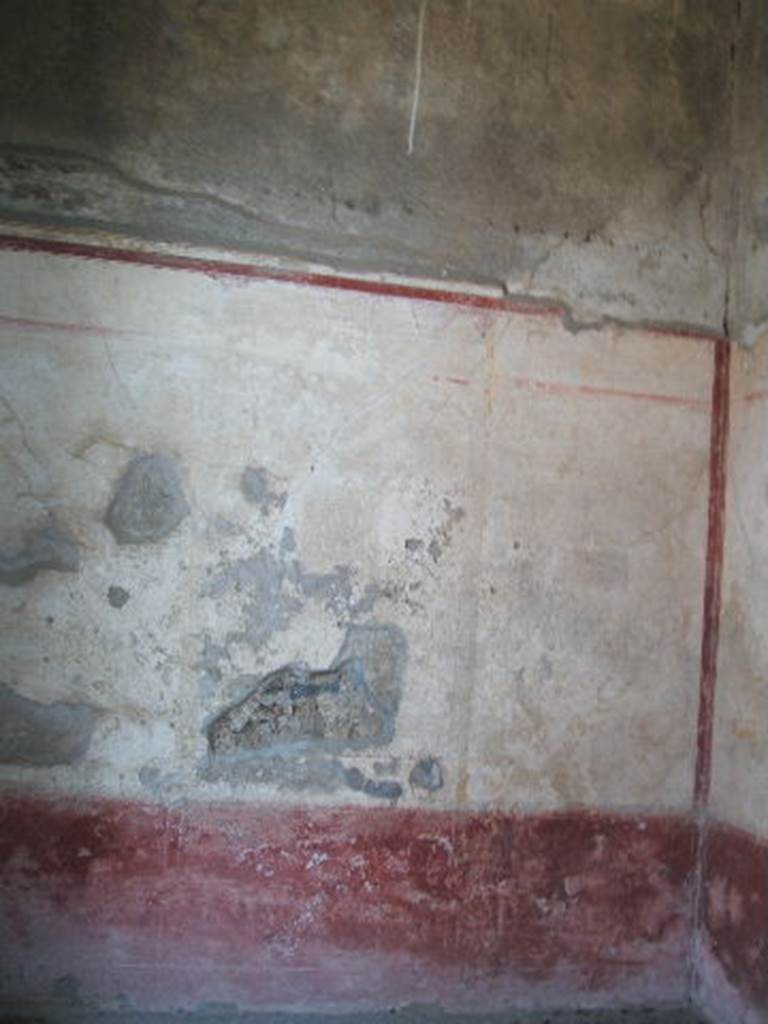 IX.14.4 Pompeii. May 2005. North-east corner of room F on the east side of the atrium.